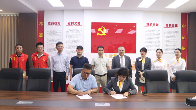 濟寧華都與濟寧高新區(qū)實驗學校開展黨建聯建合作暨國旗護衛(wèi)隊服裝捐贈活動